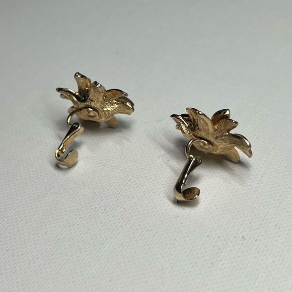 VINTAGE Gold-Tone Flower Clip On Earrings w/ Rhinestones - Picture 4 of 5